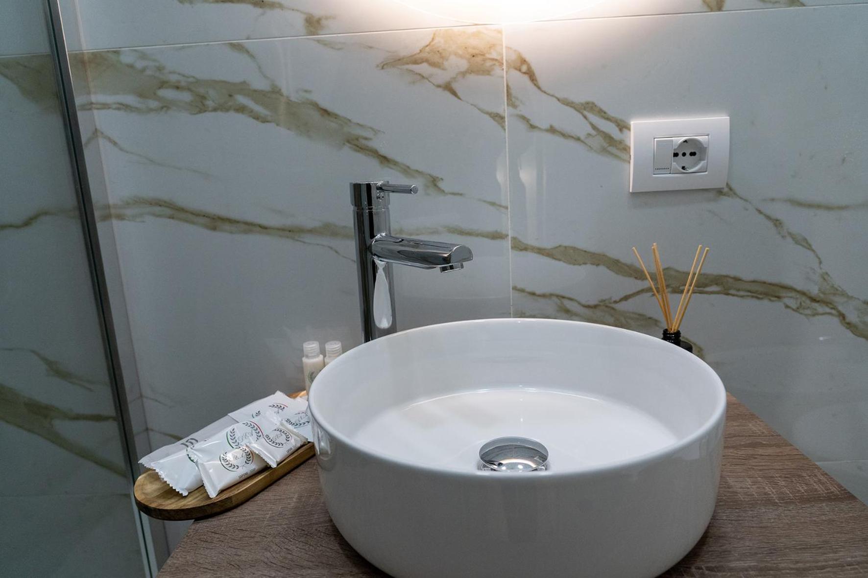 A Casa Di Edel Bed & Breakfast Napoli Bagian luar foto