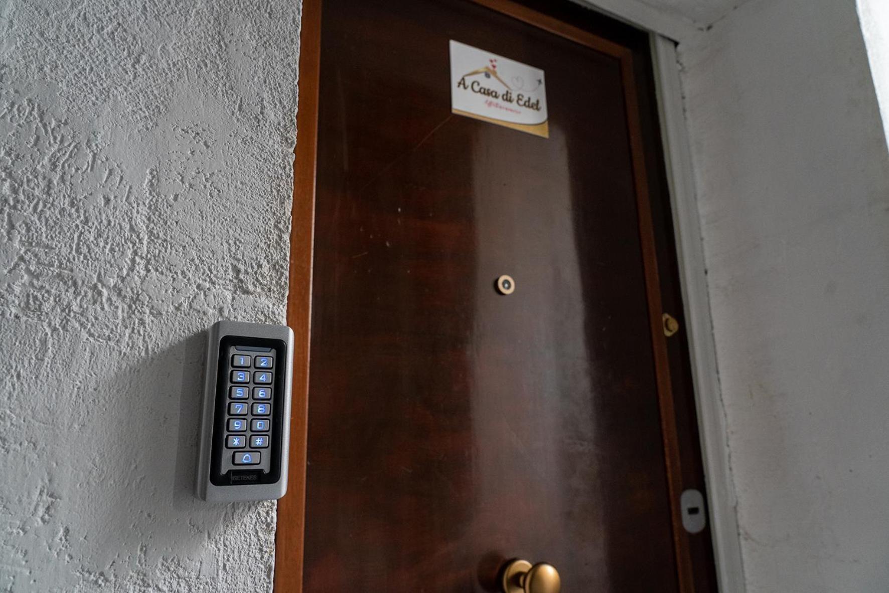 A Casa Di Edel Bed & Breakfast Napoli Bagian luar foto