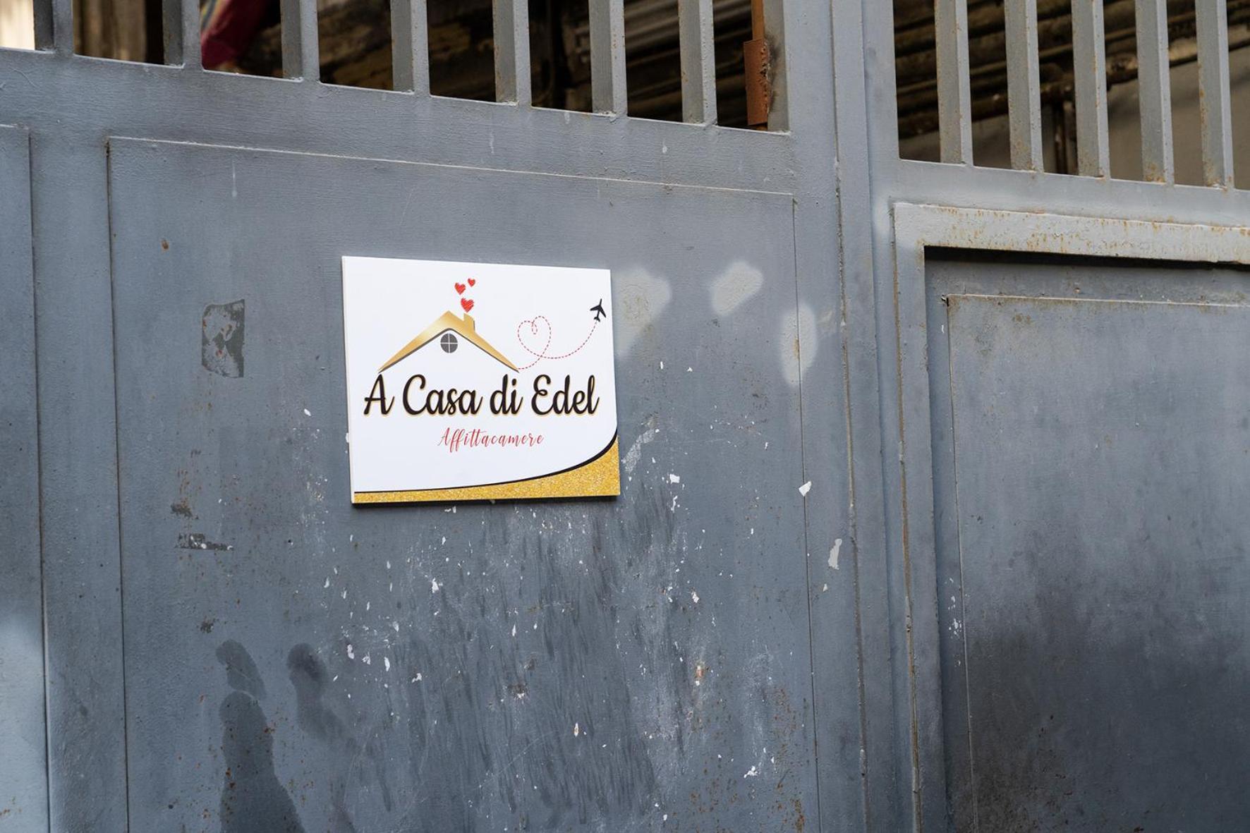 A Casa Di Edel Bed & Breakfast Napoli Bagian luar foto